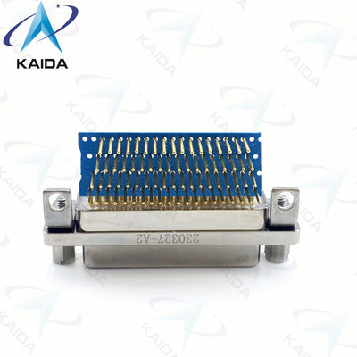 Les connecteurs micro-D de type Elbow PCB MIL-DTL-83513 sont branchés avec le connecteur 83513